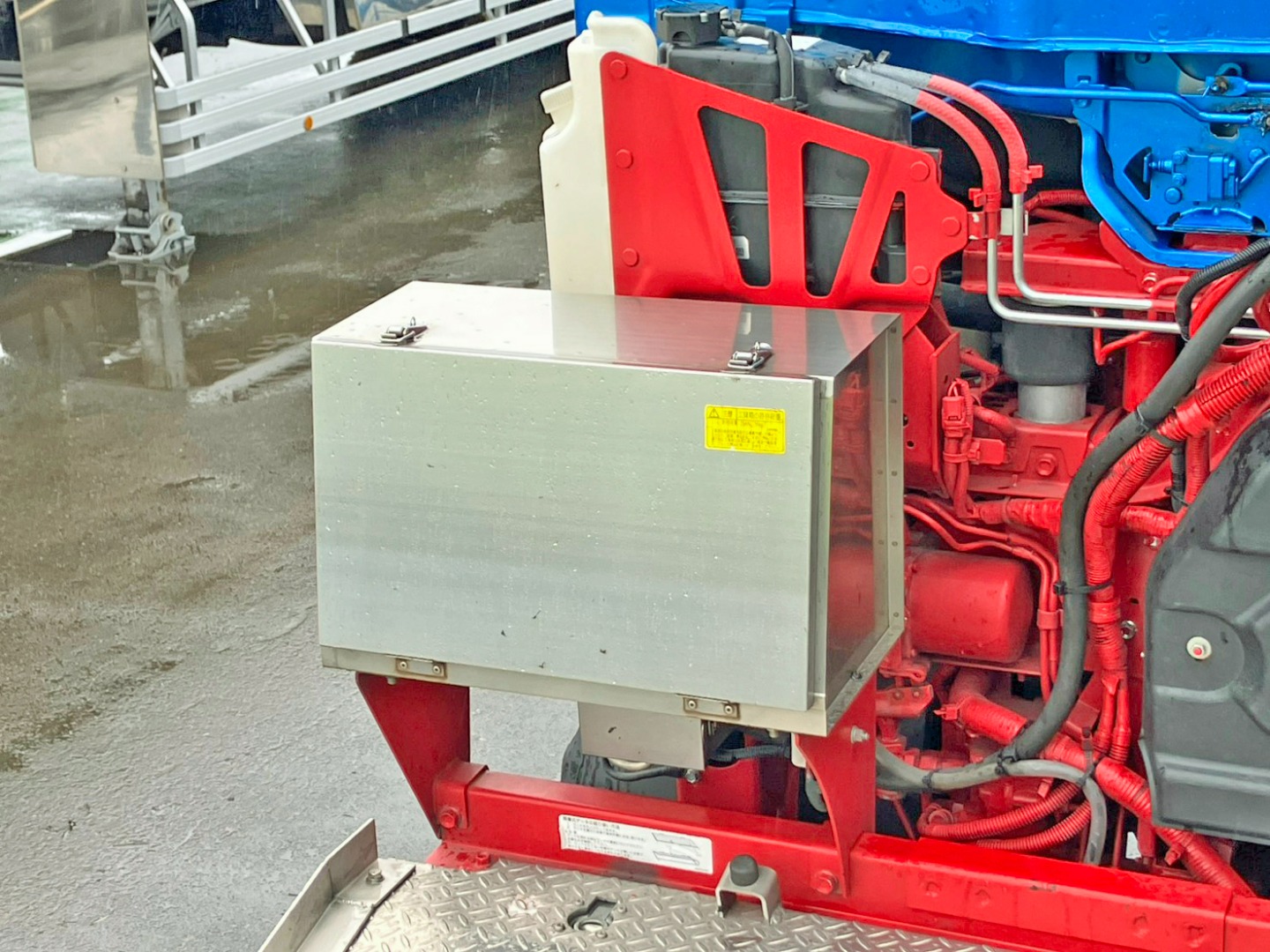 踊り場の助手席側にステン製工具箱があります。|いすゞ ギガ 2PG-EXD52CDの写真10