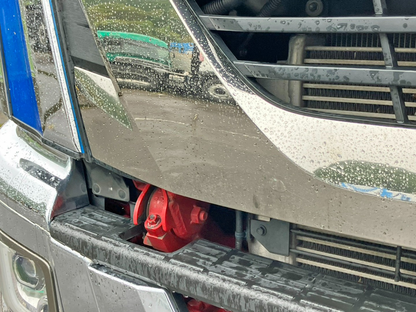 運転席側フロントパネルにメッキ剥がれ跡があります。|いすゞ ギガ 2PG-EXD52CDの写真23