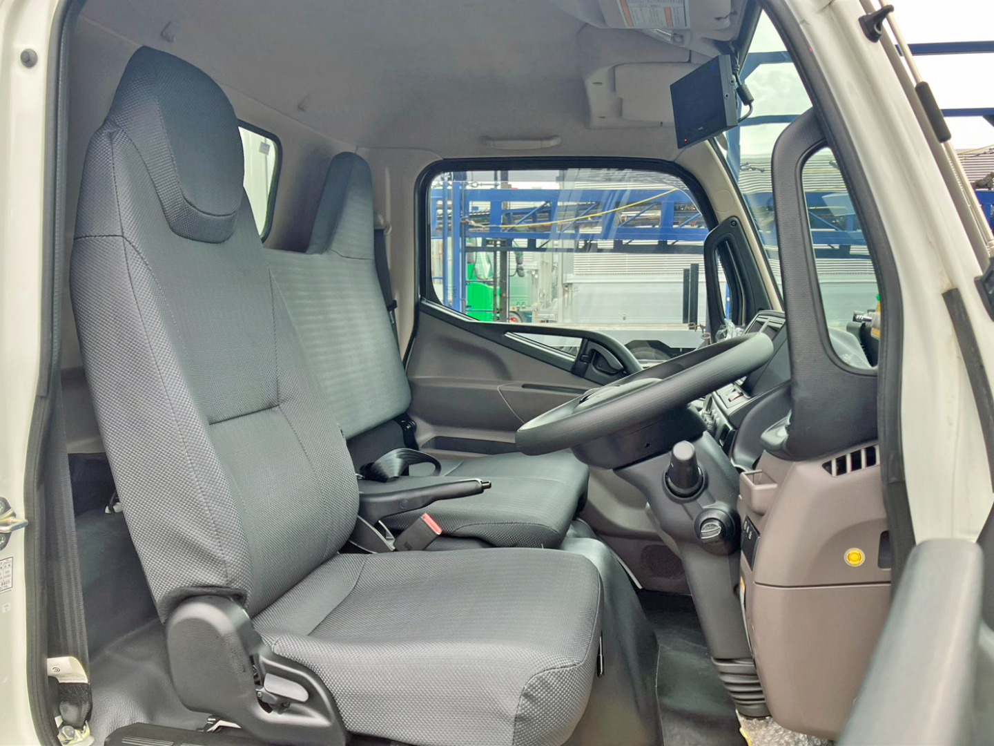 乗車定員は3名です。|三菱 キャンター 2RG-FEAV0(2WD)の写真7