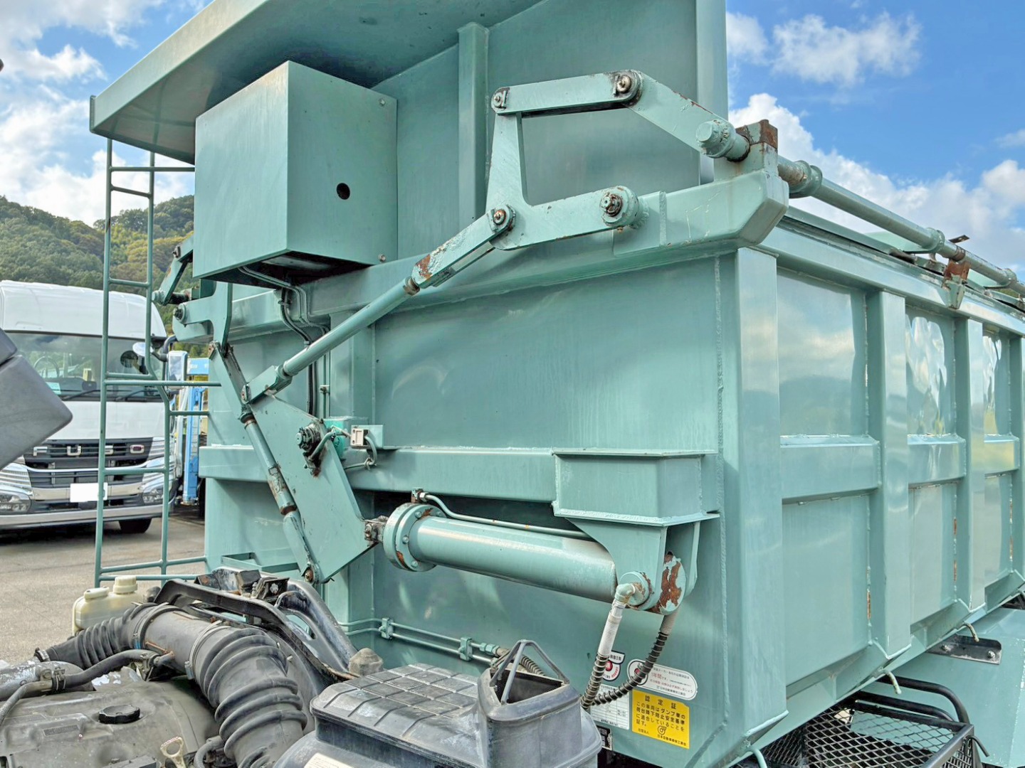 コボレーンの油圧開閉装置です。(助手席側)|三菱 ファイター PA-FK71RC(2WD)の写真17