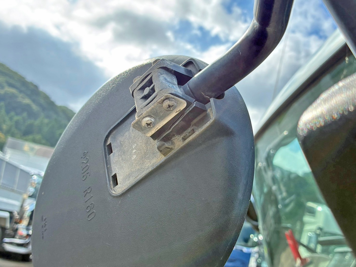 フロントアンダーミラー取付部に割れがあります。|三菱 ファイター PA-FK71RC(2WD)の写真34