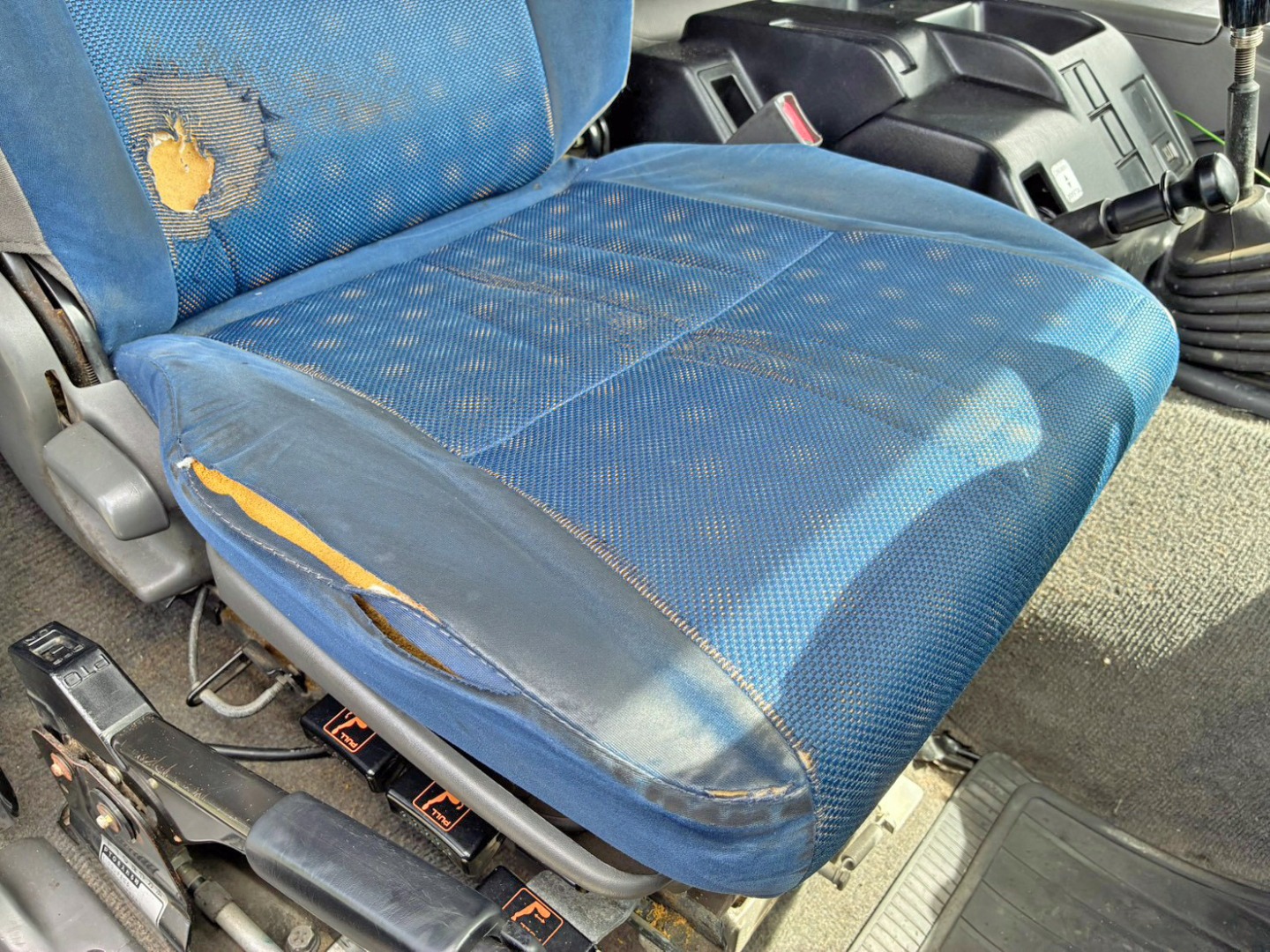 運転席座面にヘタリ 及び 座面・背もたれに破れがあります。|いすゞ ギガ QKG-CXZ77ATの写真8