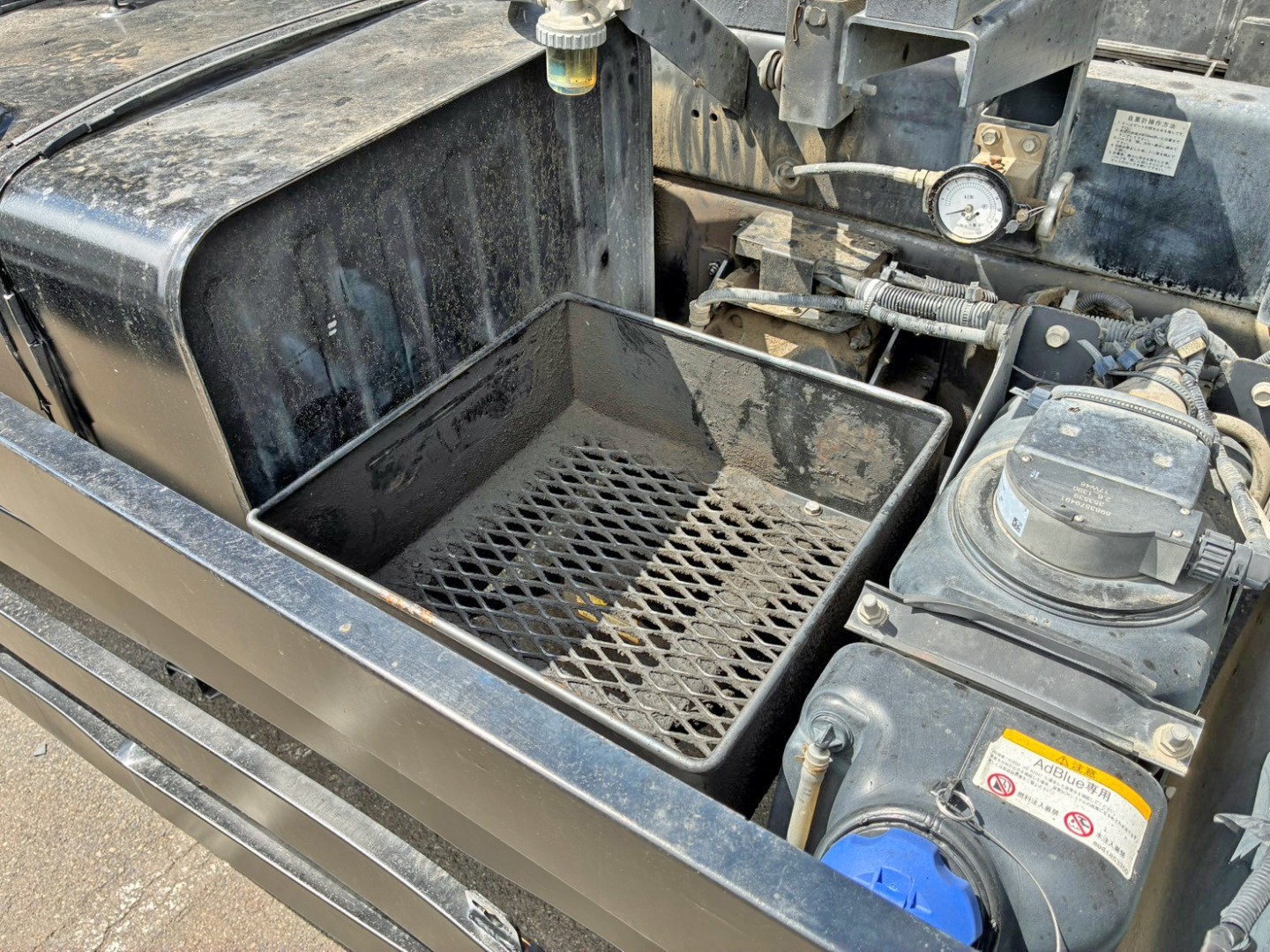 助手席側に物入れが付いています。|いすゞ ギガ QKG-CXZ77ATの写真22