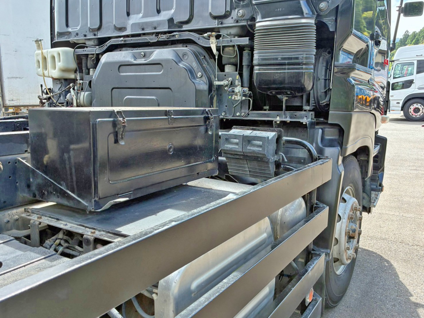 運転席側に工具箱が付いています。|いすゞ ギガ QKG-CXZ77ATの写真23