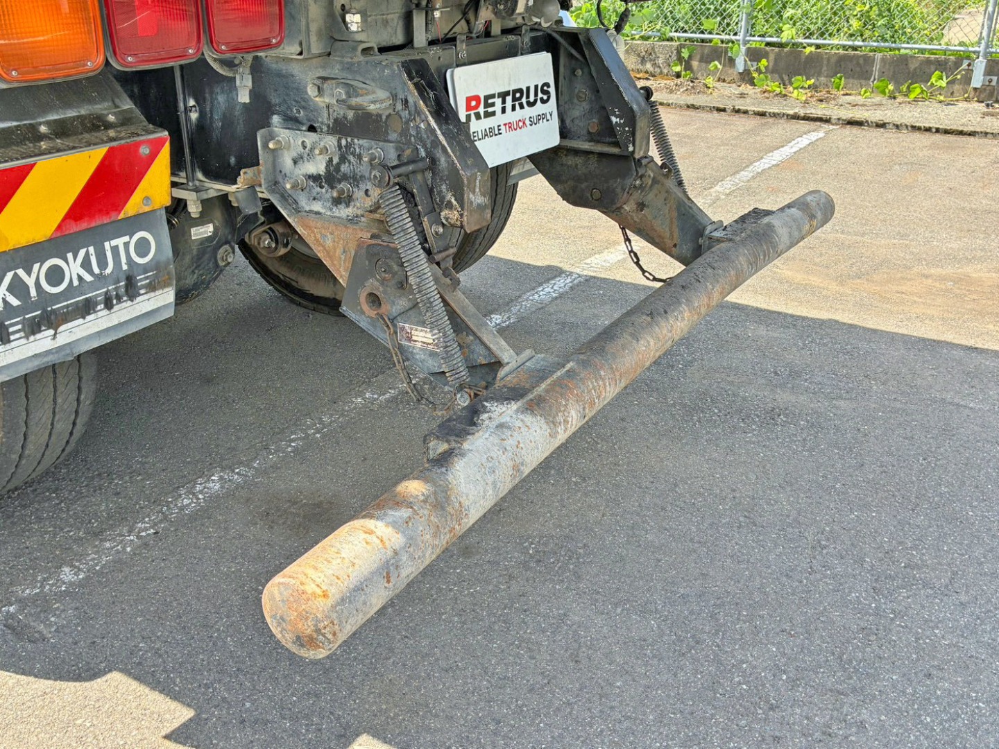 リヤバンパーは可倒式です。(バンパーに少々曲がりがあります)|いすゞ ギガ QKG-CXZ77ATの写真27