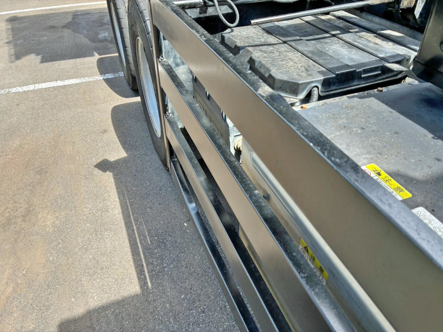 運転席側サイドバンパーに少々歪みがあります。|いすゞ ギガ QKG-CXZ77ATの写真31