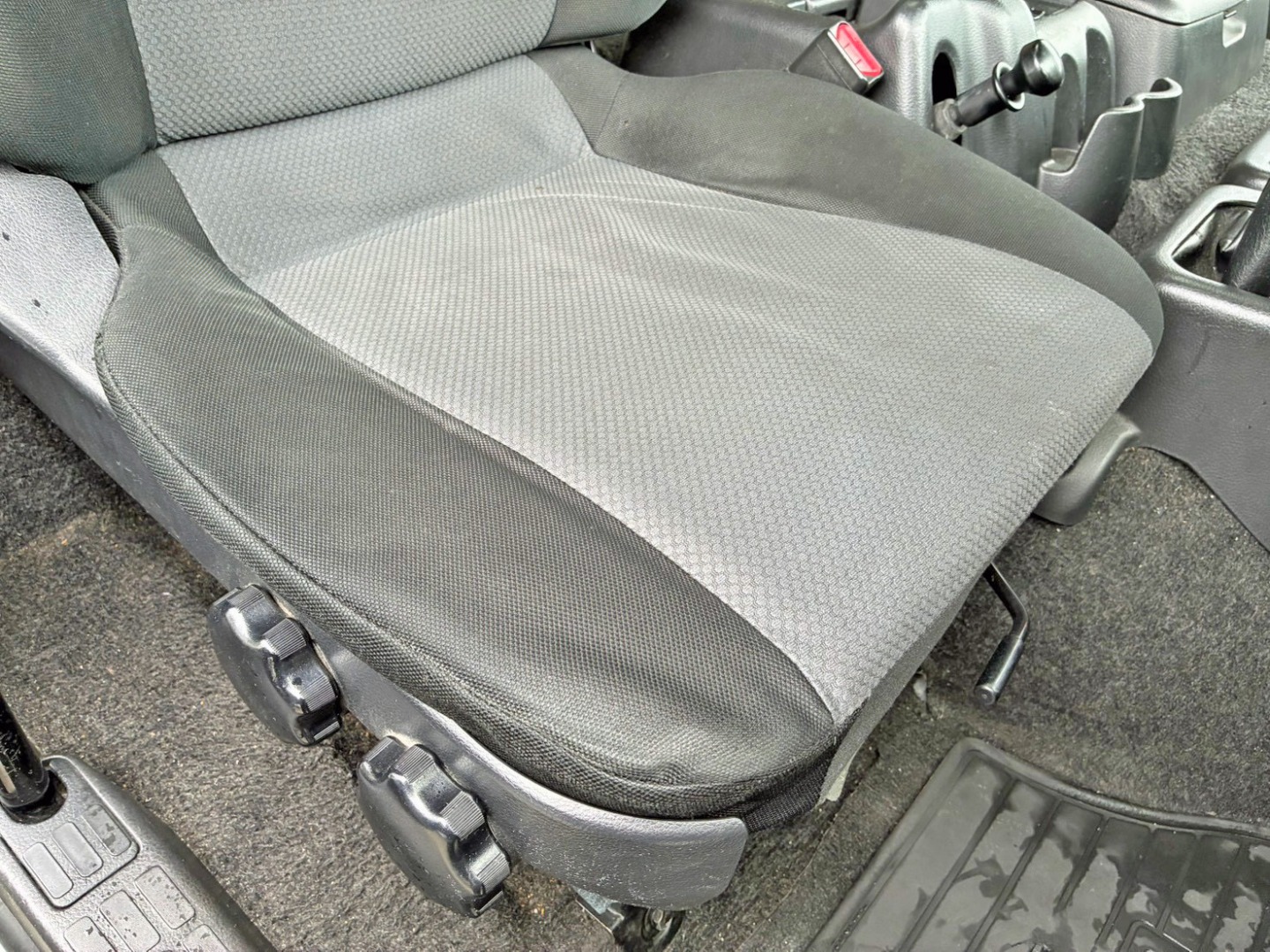 運転席座面にヘタリがあります。|日野 プロフィア QPG-FN1AWDAの写真8