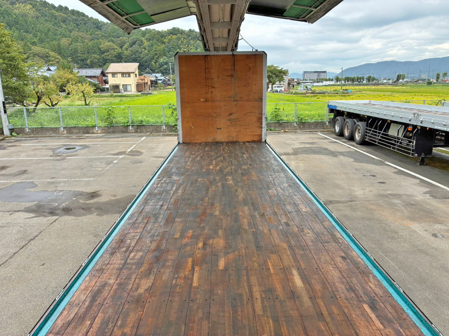 ボディー前方から後方を見た状態です。|日野 プロフィア QPG-FN1AWDAの写真12