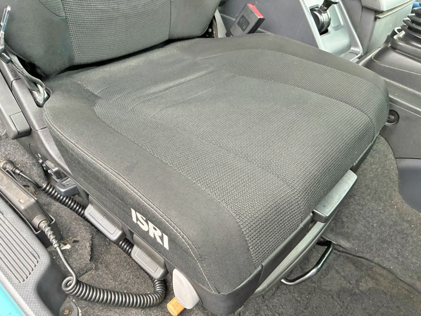 運転席座面にヘタリがあります。|いすゞ ギガ QKG-EXD52BEの写真9