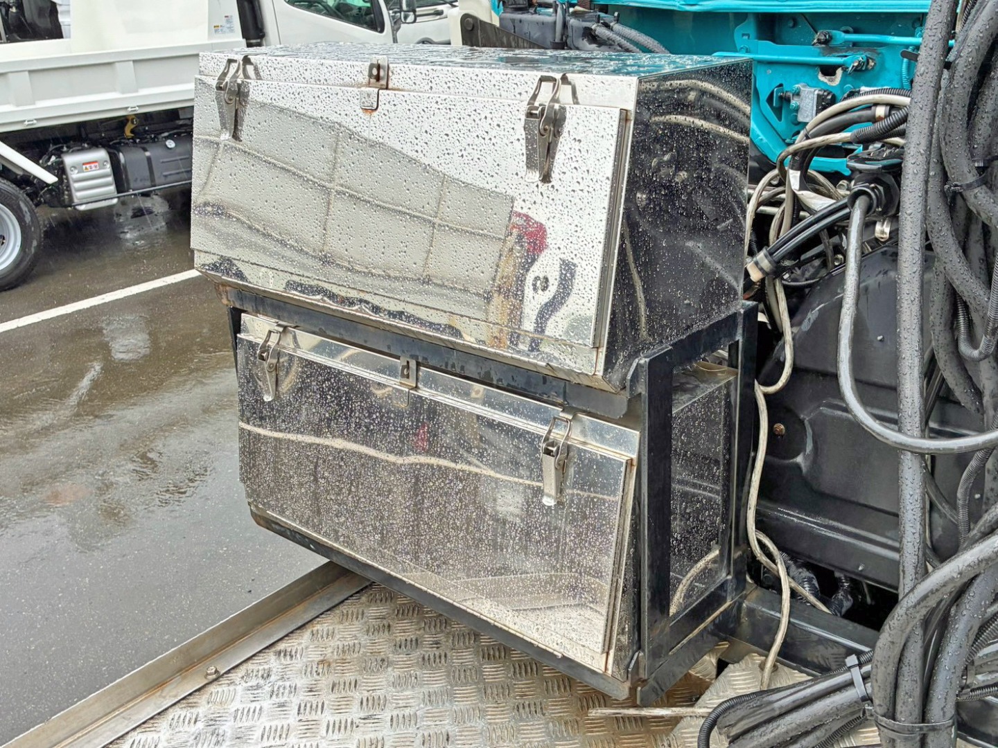 踊り場前方助手席側にステンレス製の工具箱が2つ付いています。|いすゞ ギガ QKG-EXD52BEの写真12