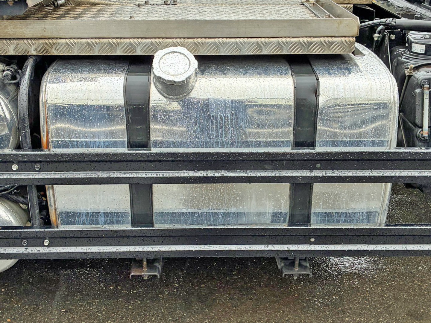 燃料タンクは400Lアルミ製です。|いすゞ ギガ QKG-EXD52BEの写真18