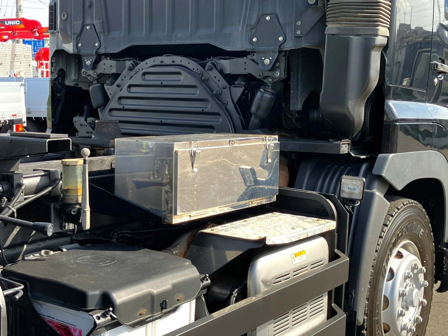 運転席側に工具箱が付いています。|日野 プロフィア 2DG-FS1AGAの写真19