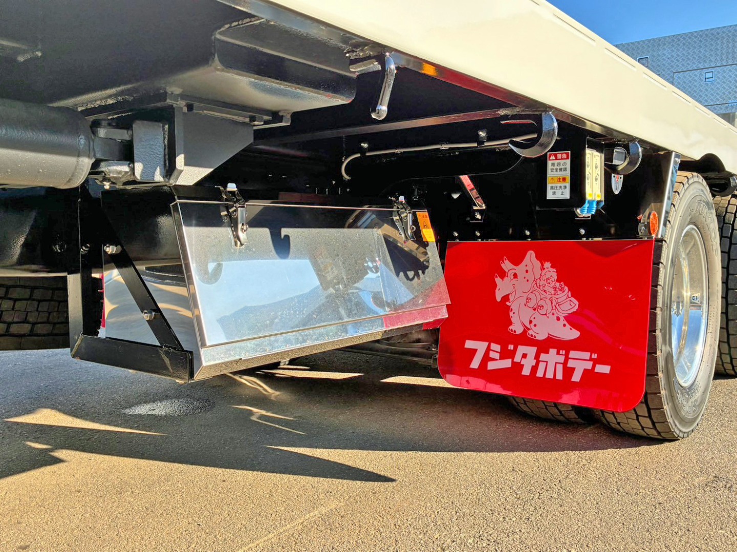 ボディー運転席側後方にステンレス製の工具箱が付いています。|三菱 スーパーグレート 2PG-FS84VZの写真20