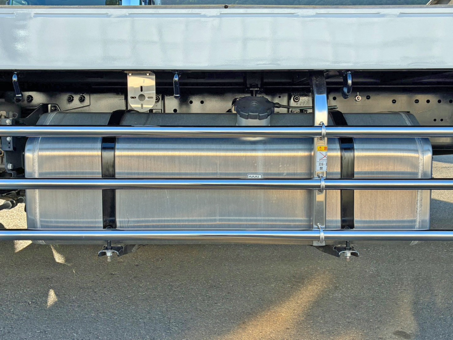 燃料タンクは300Lアルミ製です。|三菱 スーパーグレート 2PG-FS84VZの写真22