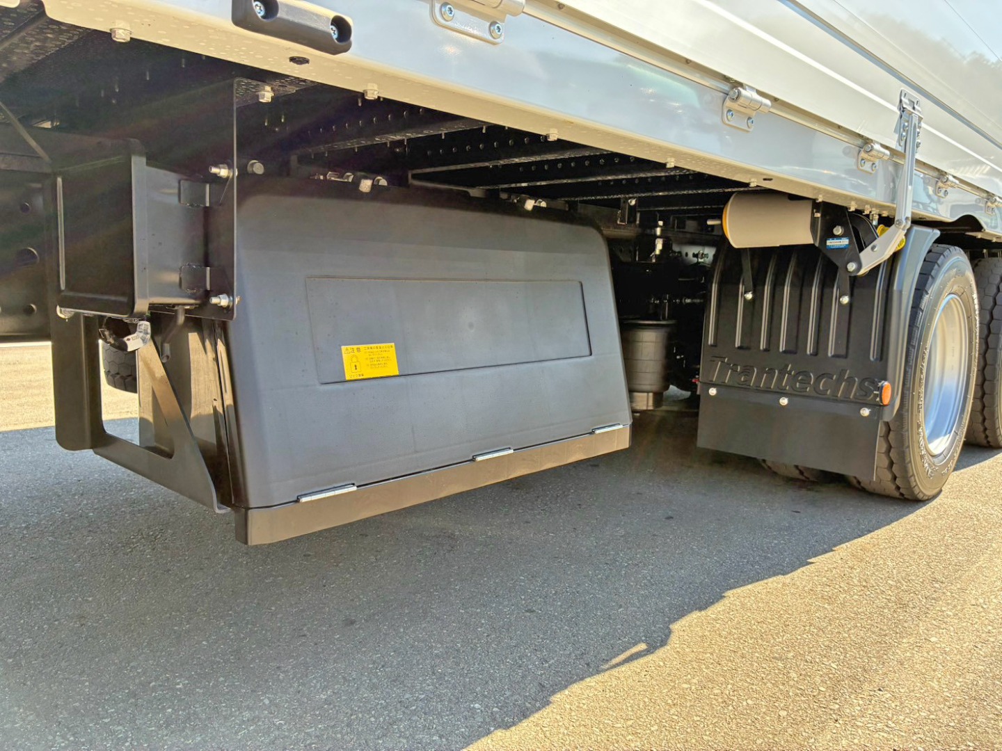 運転席側後方に工具箱が付いています。|日野 プロフィア 2DG-FW1AHCの写真16