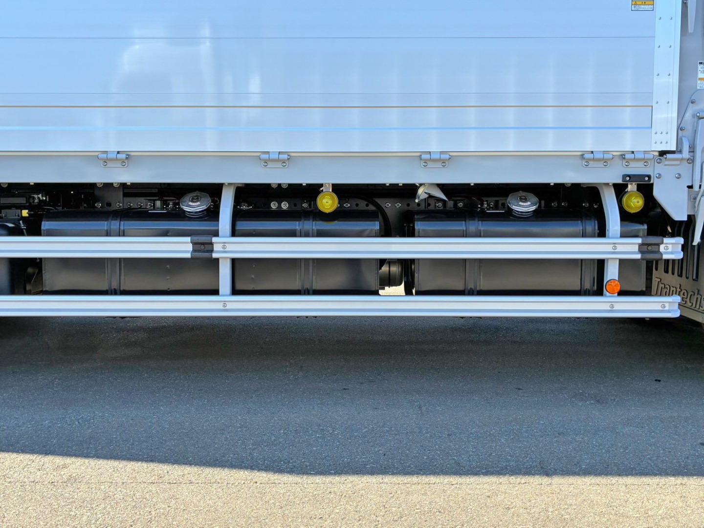 燃料タンクは300Lと200Lが付いています。|日野 プロフィア 2DG-FW1AHCの写真18