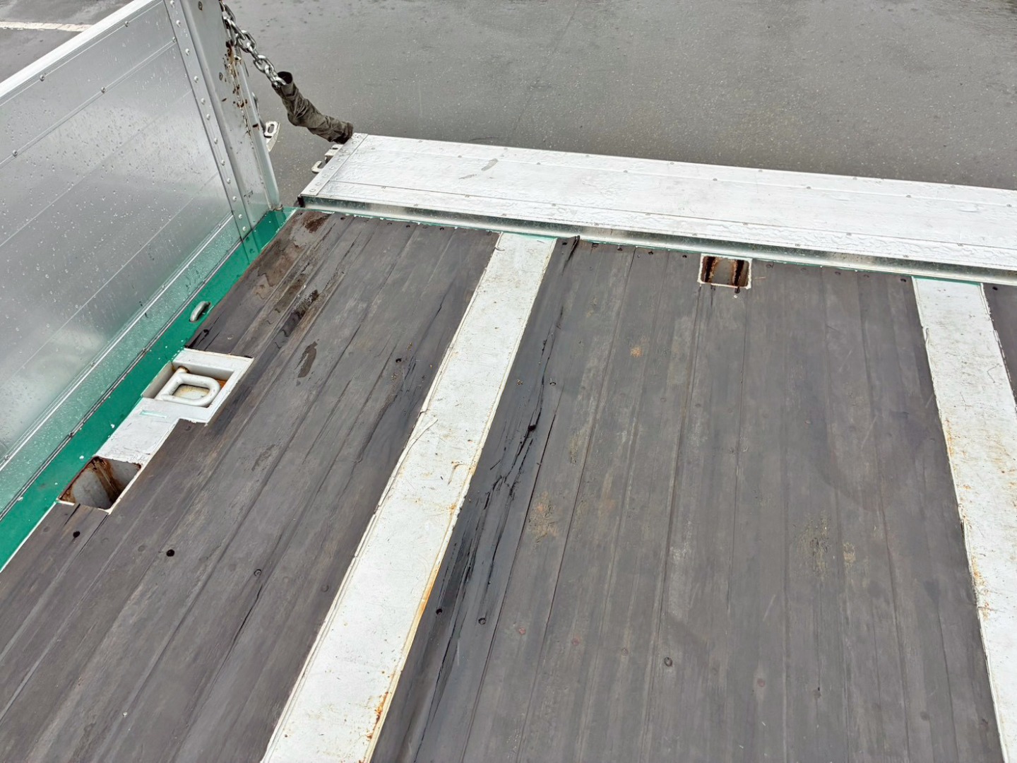 床板後端運転席側に割れがあります。|トレクス PFB34118改の写真22