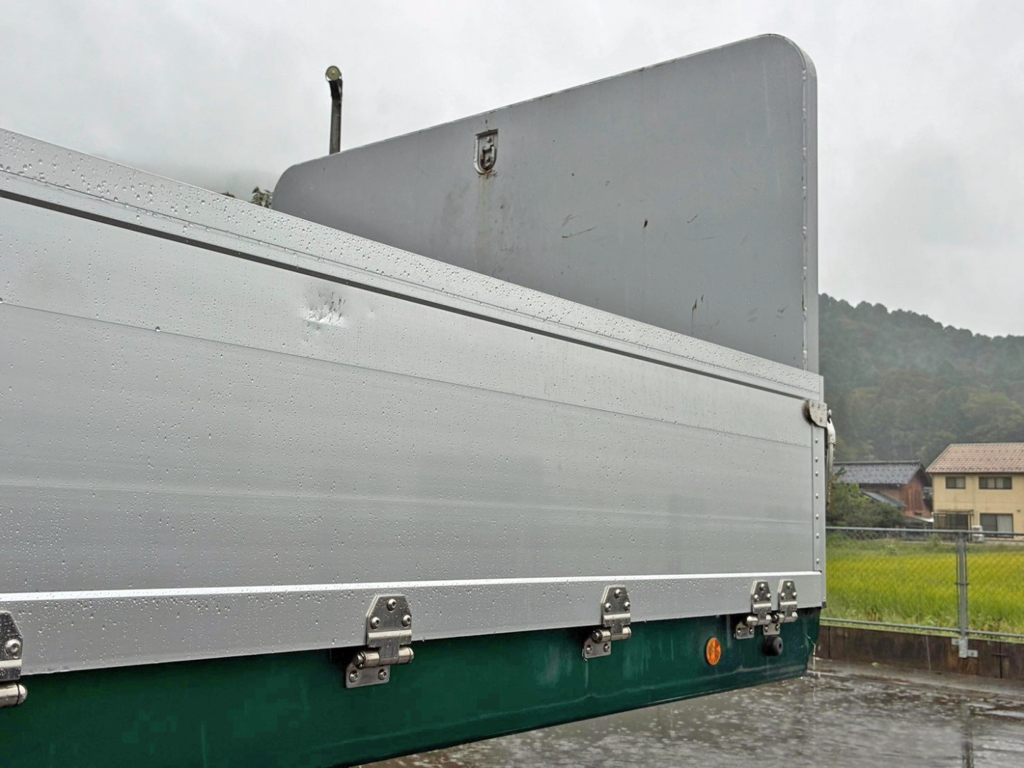 運転席側前方アオリにヘコミがあります。|トレクス PFB34118改の写真26