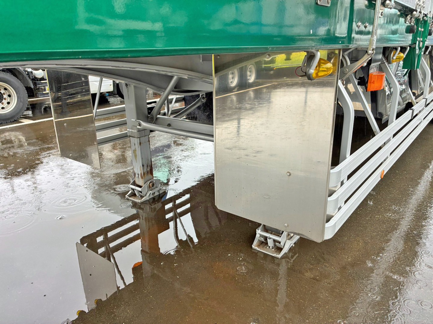 補助脚前方にステンレス製の泥除けが付いています。|トレクス PFB34118改の写真33