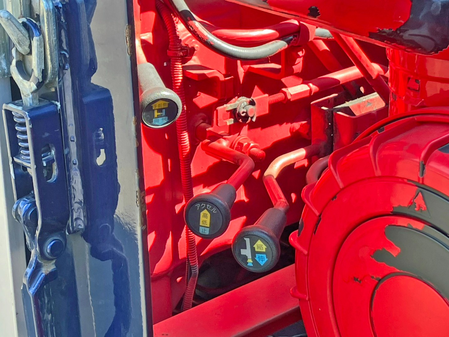 アウトリガーの操作スイッチです。|日野 レンジャー TKG-FD7JKAA(2WD)の写真19