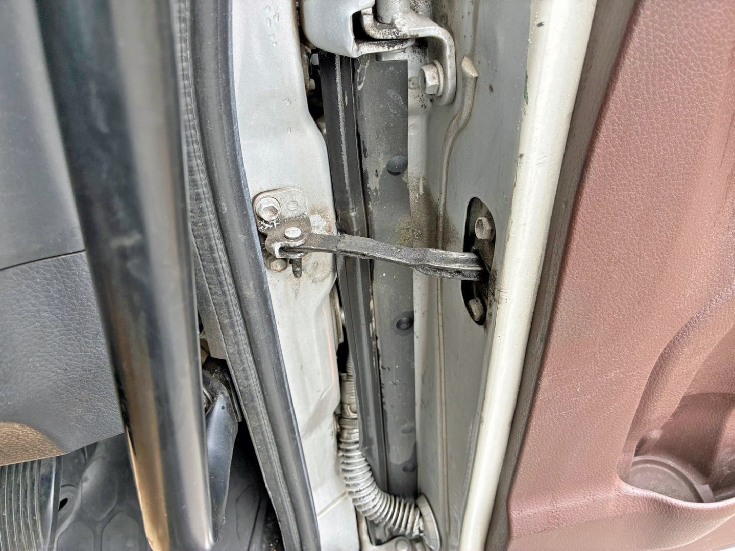 運転席ドアストッパーにガタがあります。|日野 プロフィア 2DG-SH1EDGGの写真20