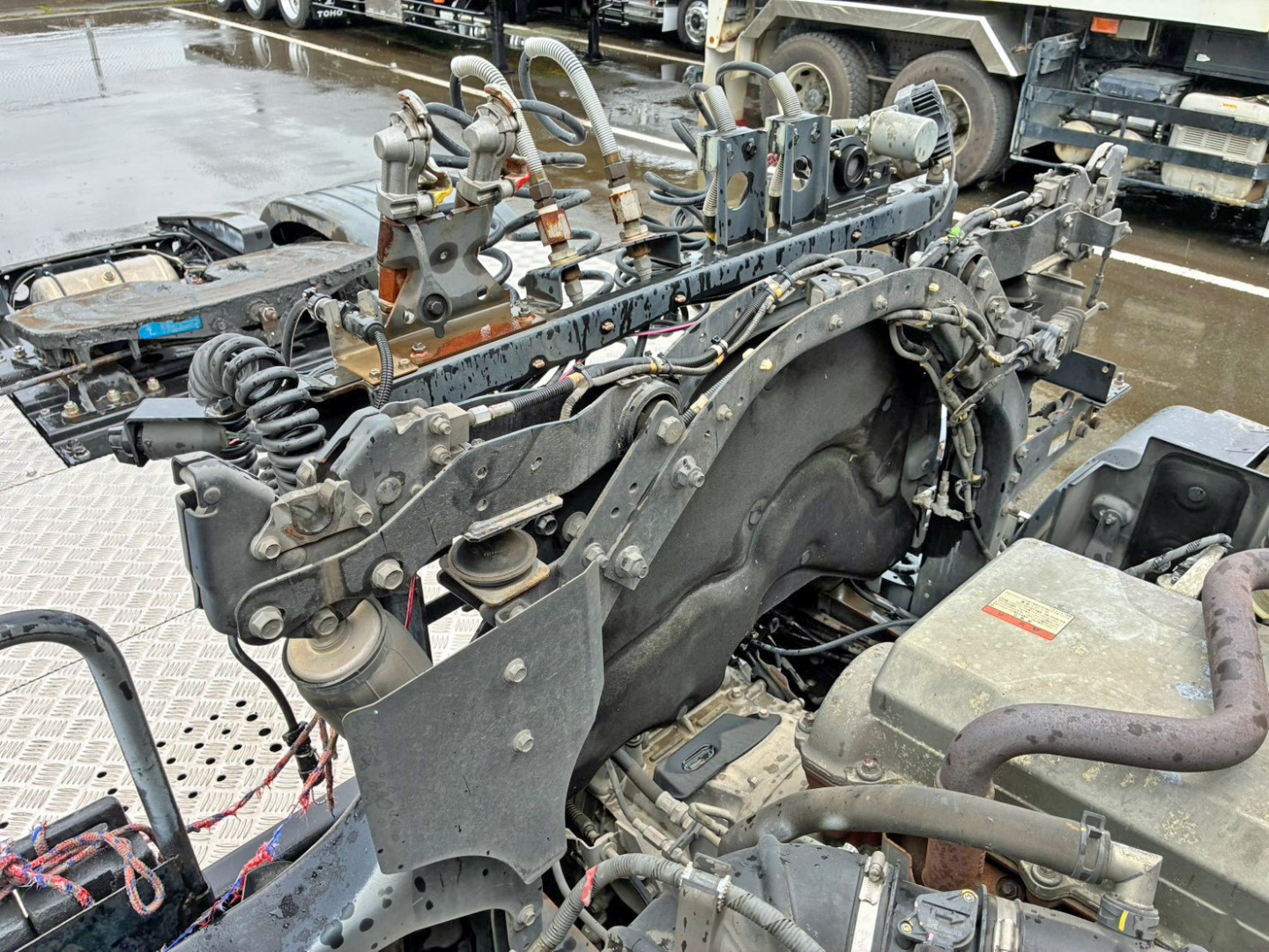 キャビン運転席側後部スイングアームブッシュに切れがあります。|日野 プロフィア 2DG-SH1EDGGの写真23