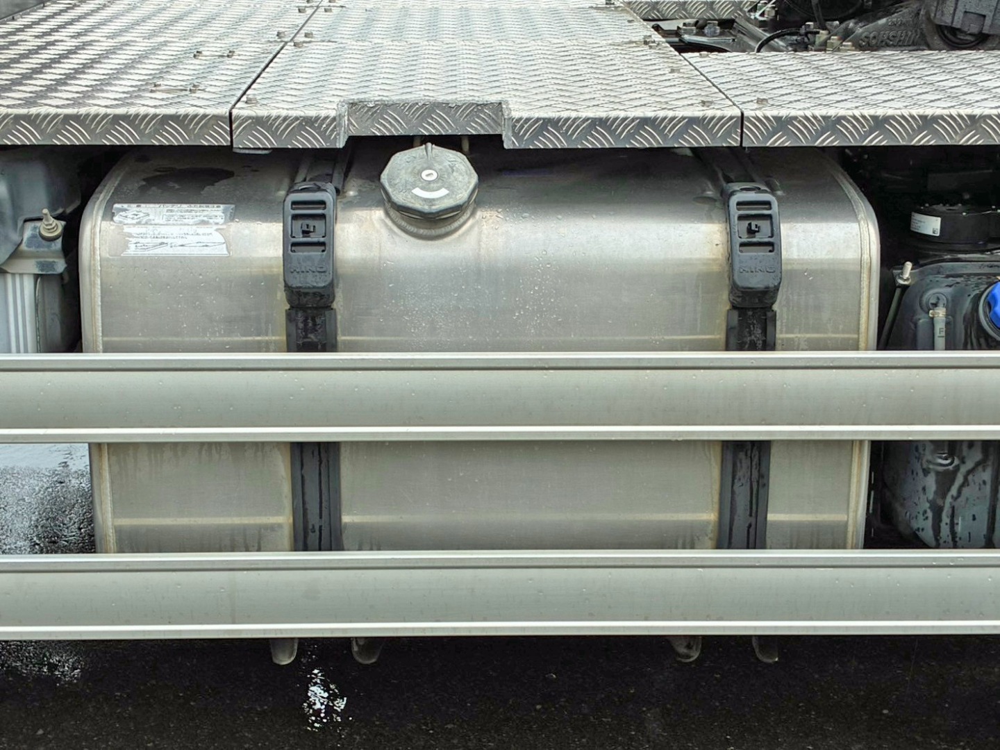 燃料タンクは390Lアルミ製です。|日野 プロフィア 2DG-SH1EDGGの写真26