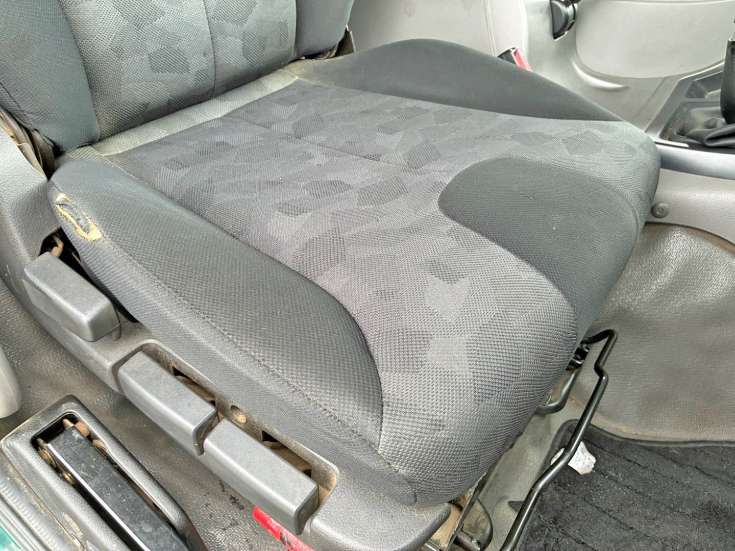 運転席座面にヘタリ・破れがあります。|UDトラックス クオン 2PG-CW5ALの写真8