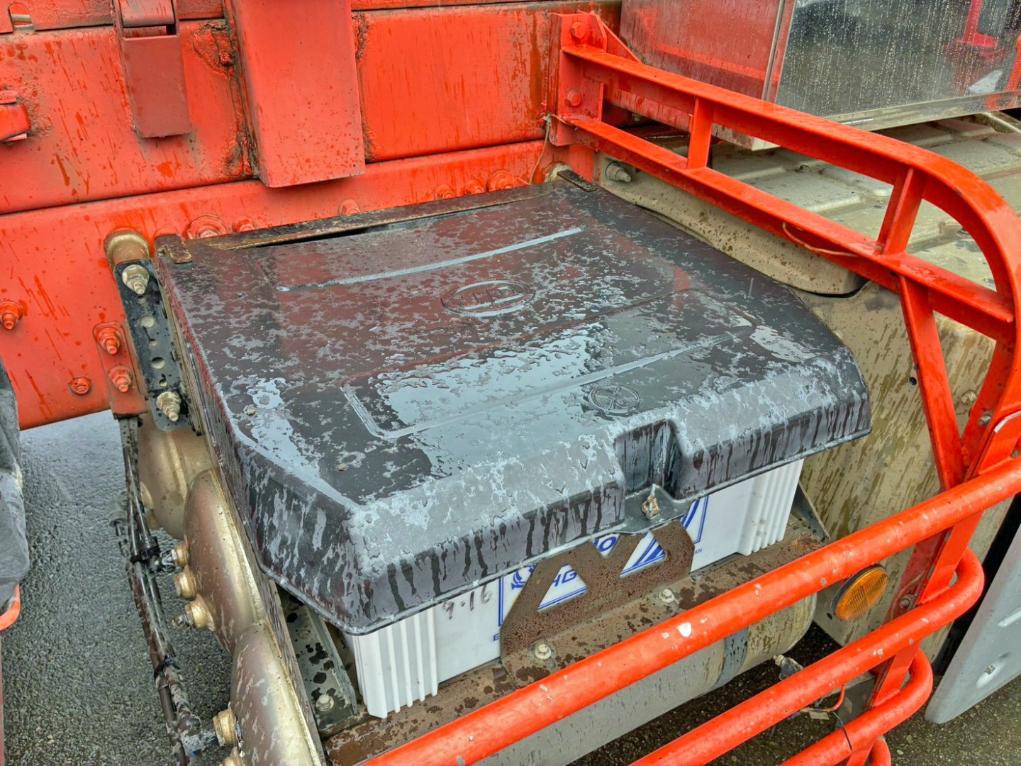 バッテリーカバーに割れがあります。|UDトラックス クオン 2PG-CW5ALの写真22