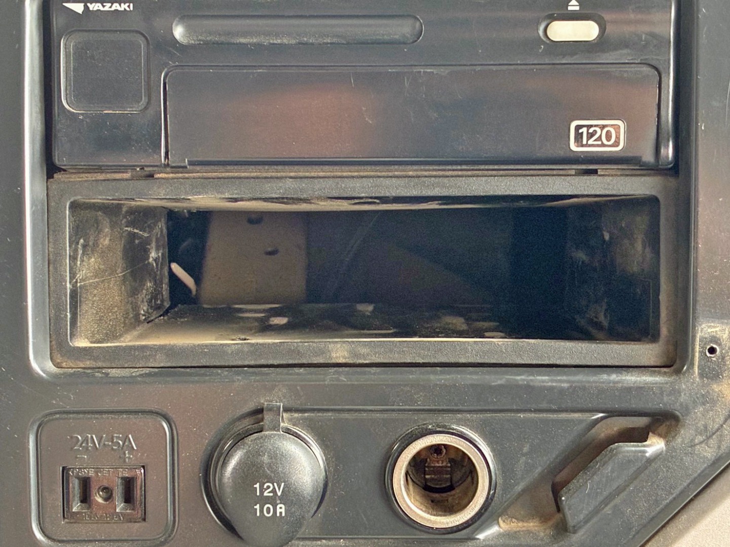 コンソールボックスが欠品しています。|UDトラックス クオン 2PG-CW5ALの写真35