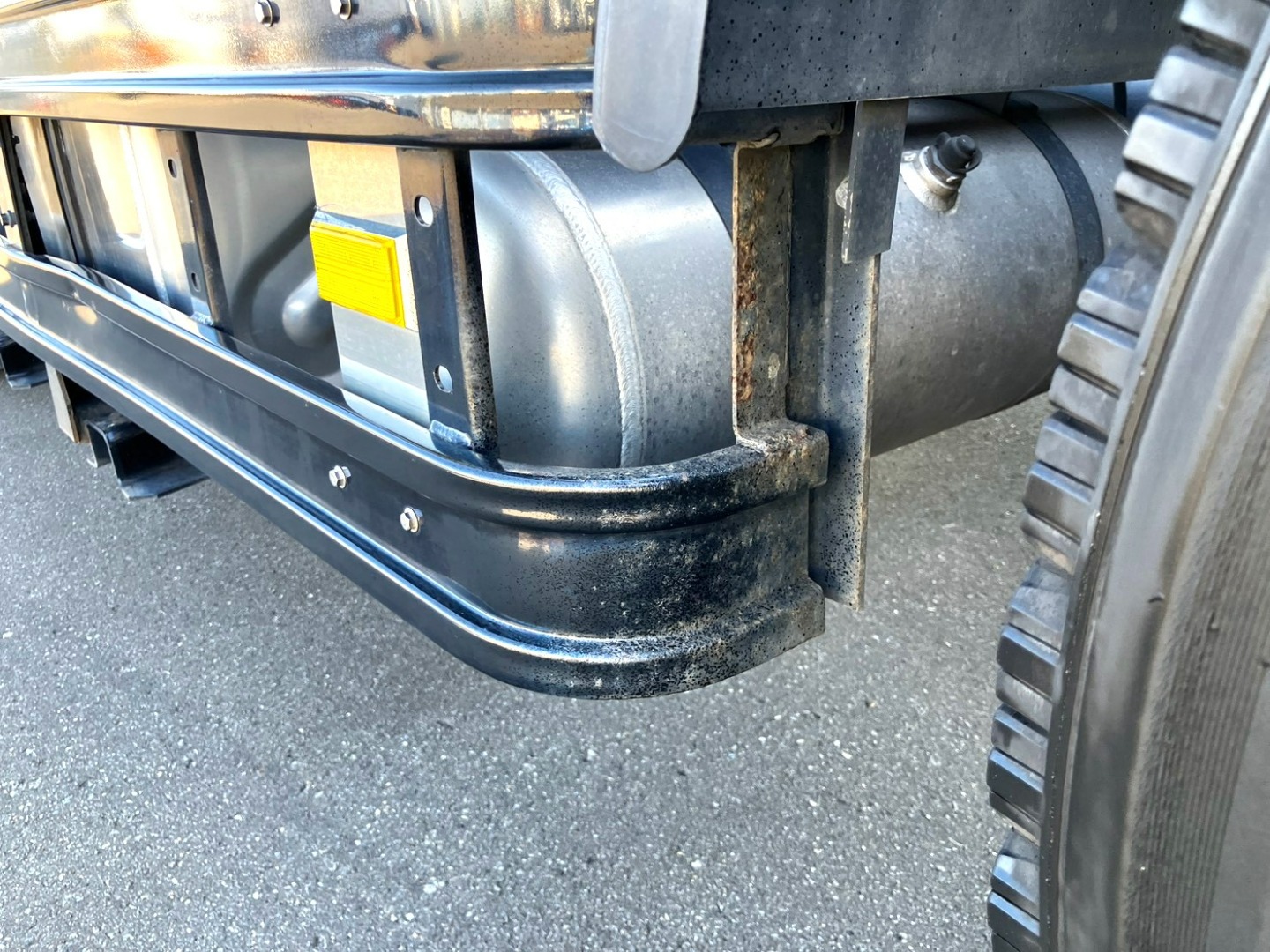 サイドバンパー後部にサビがあります。|UDトラックス クオン 2RG-GK5DADの写真25
