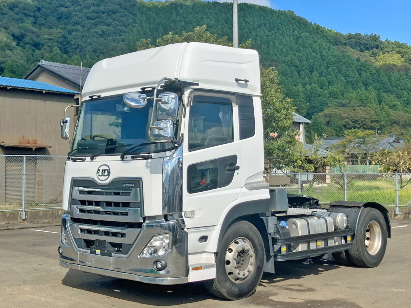フロント周りはメッキで飾っています。|UD クオン 2RG-GK5DADの写真1