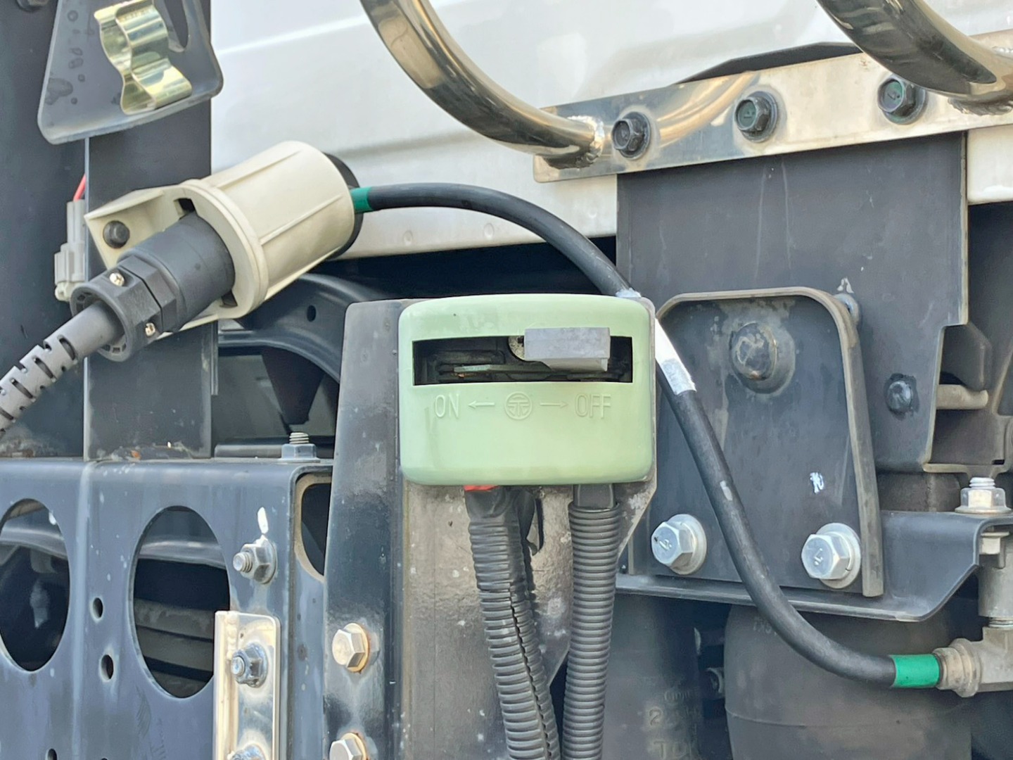 メタルコンセントのメインスイッチです。|UD クオン 2RG-GK5DADの写真14