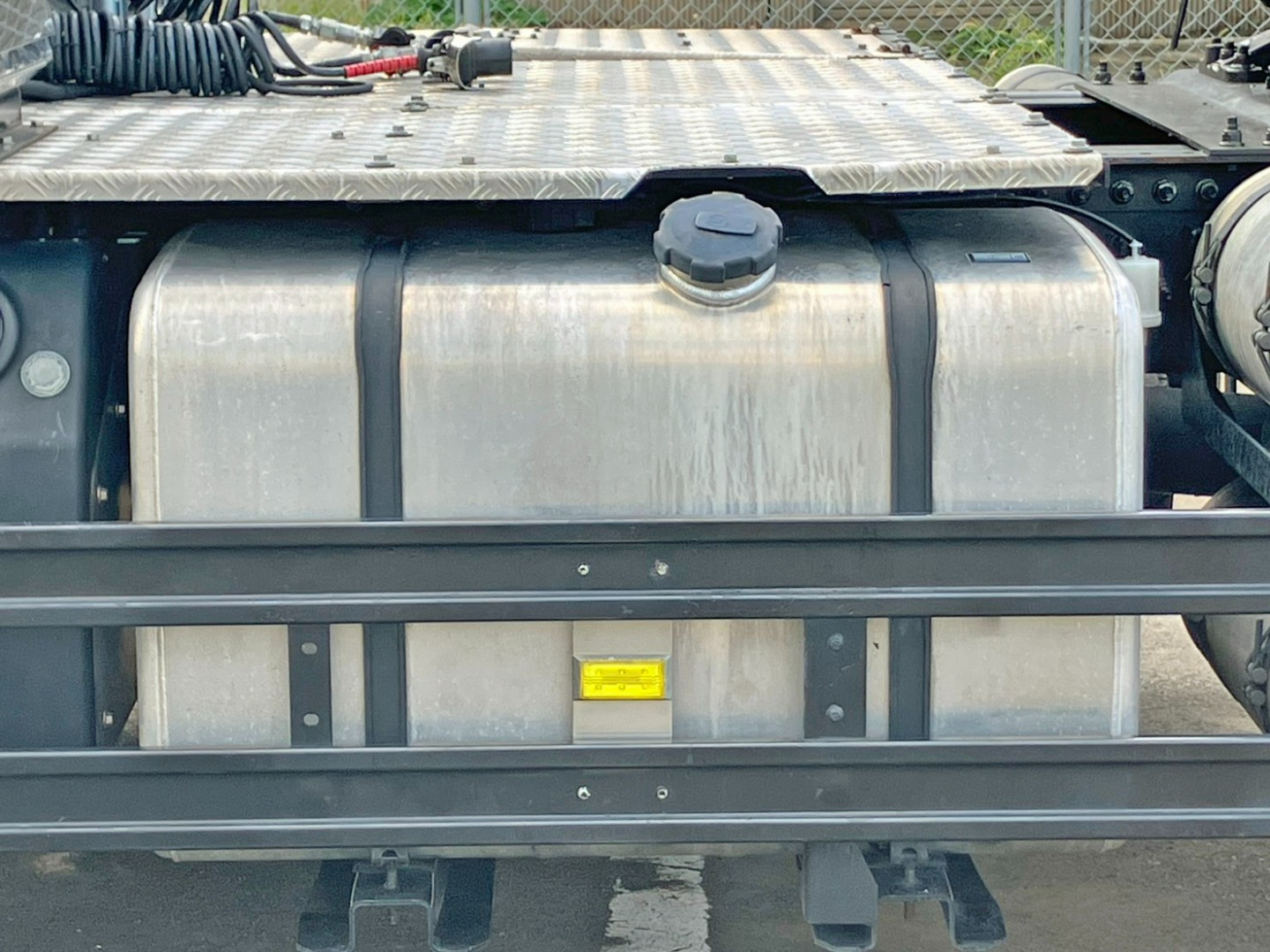 燃料タンクは400Lアルミ製です。|UD クオン 2RG-GK5DADの写真16