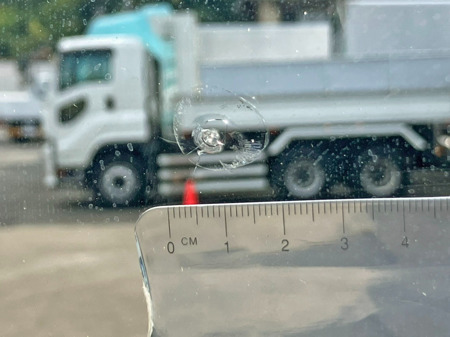 フロントガラスの運転席側に飛び石があります。|UD クオン 2RG-GK5DADの写真21