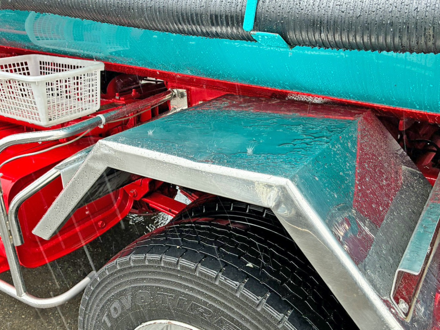 助手席側リヤフェンダーに引きキズ・ヘコミがあります。|日野 レンジャー BDG-FC6JCWA(2WD)の写真21