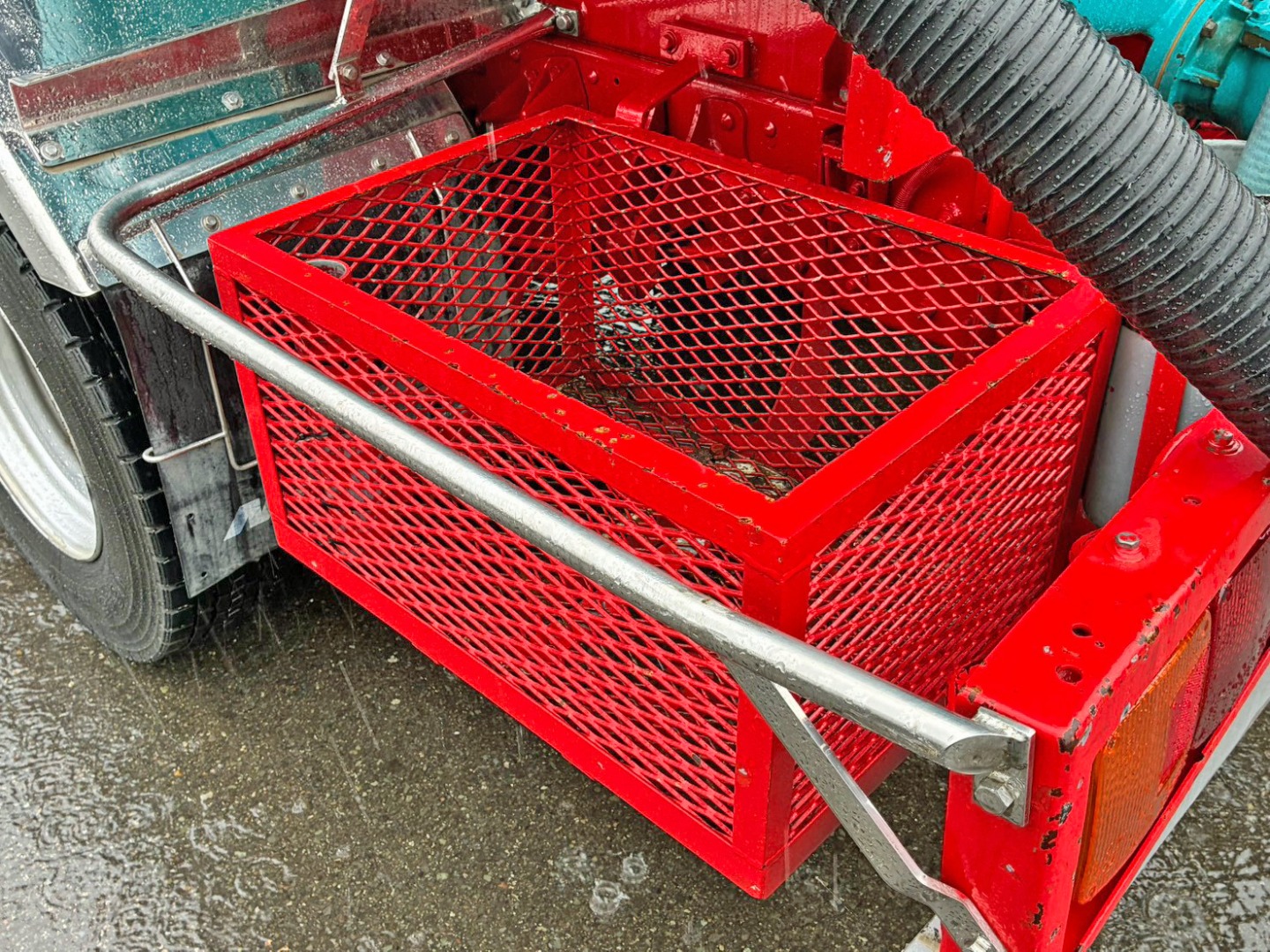 助手席側後方にりん木入れが付いています。|日野 レンジャー BDG-FC6JCWA(2WD)の写真22