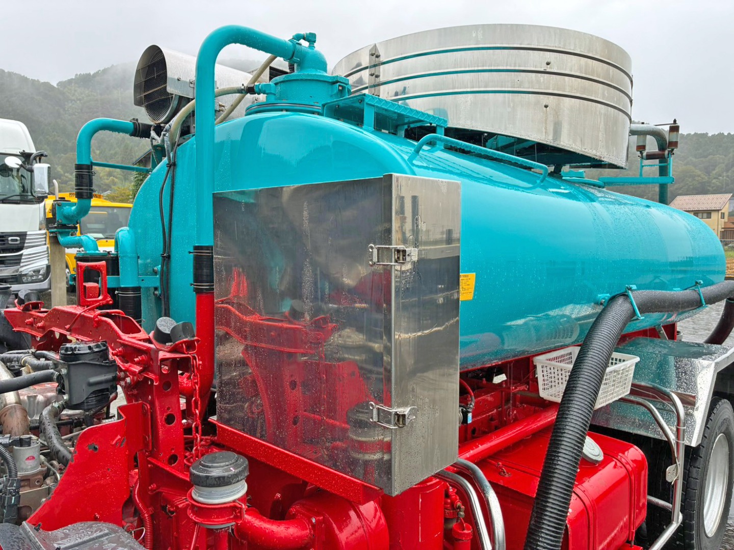 タンク前方助手席側ステンレス製の工具箱が付いています。|日野 レンジャー BDG-FC6JCWA(2WD)の写真26