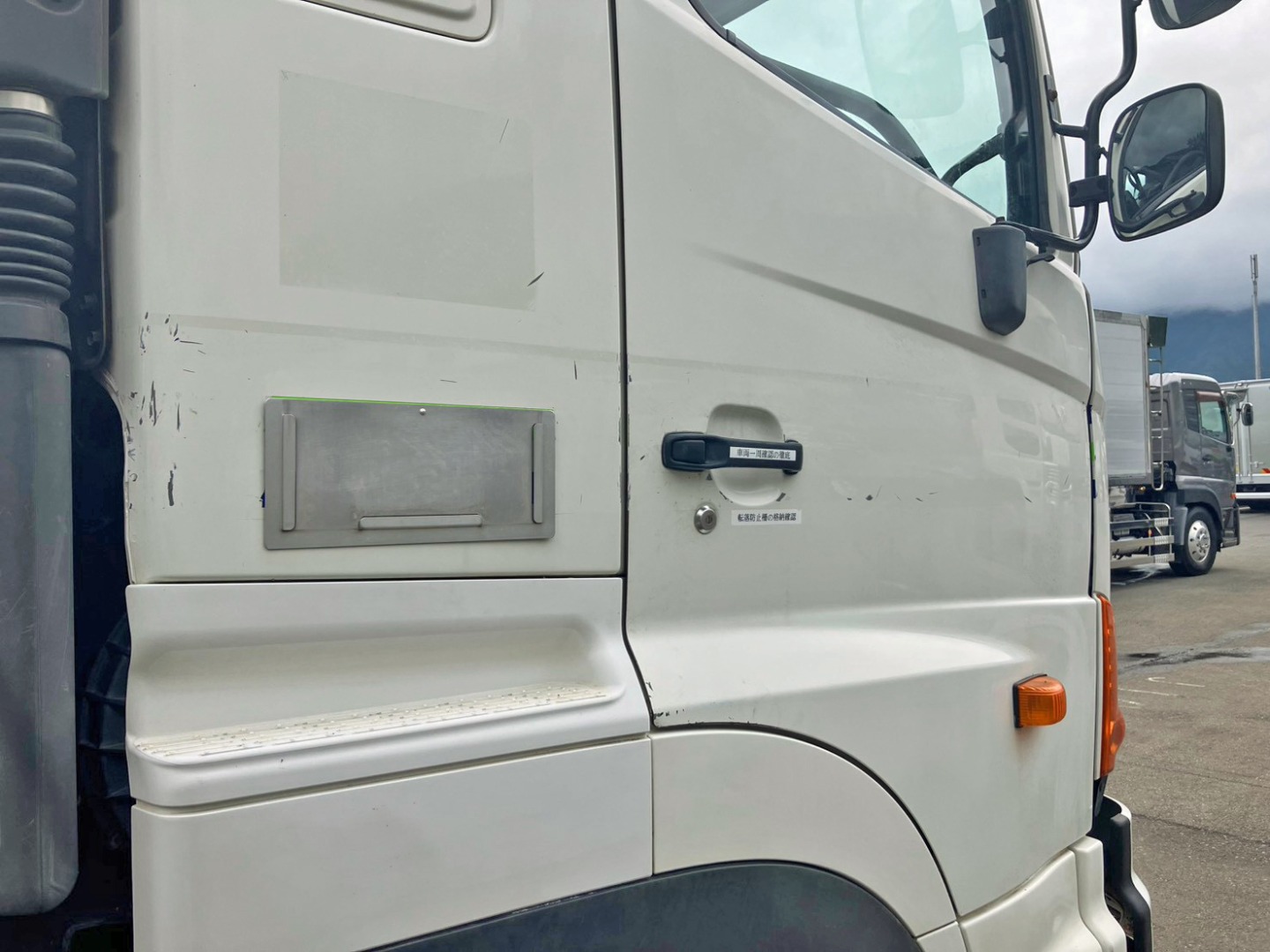 運転席ドア 及び 周辺の所々にキズがあります。|日野 プロフィア LKG-SH1EDAGの写真17