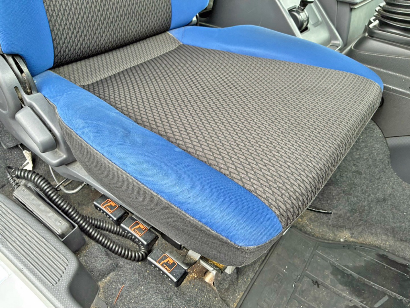 運転席座面にヘタリがあります。|いすゞ ギガ QKG-EXD52BEの写真9