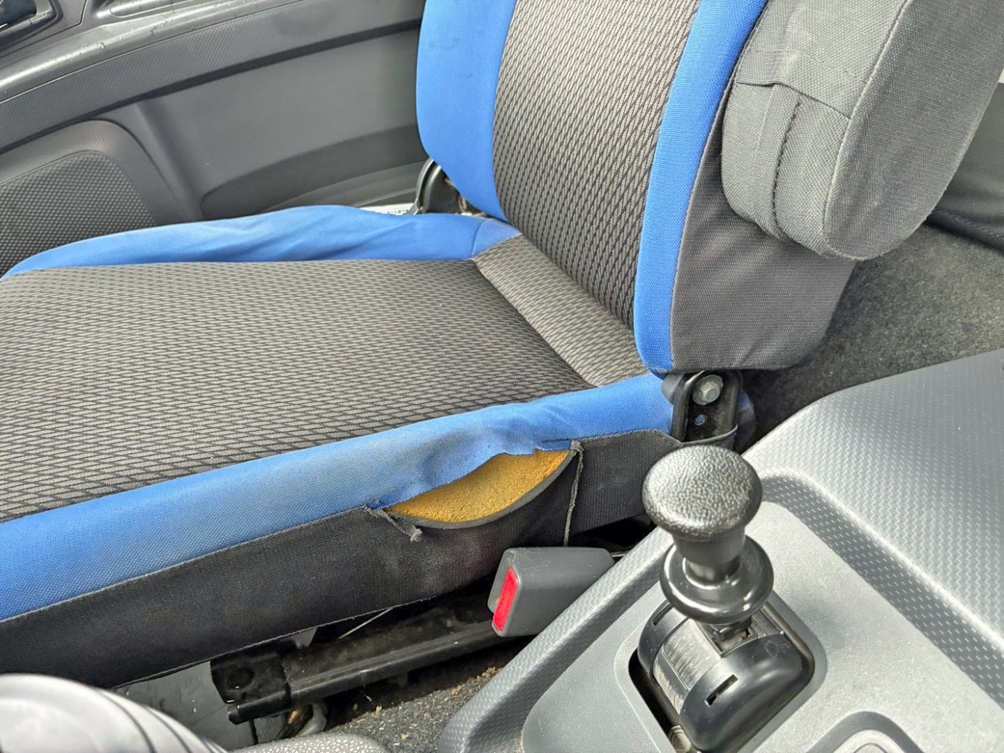運転席座面に破れがあります。|いすゞ ギガ QKG-EXD52BEの写真10
