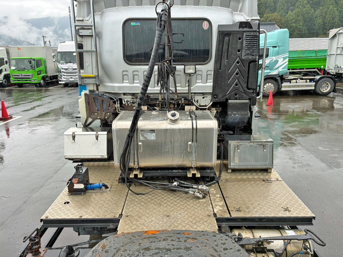 踊り場は縞板アルミです。|いすゞ ギガ QKG-EXD52BEの写真11