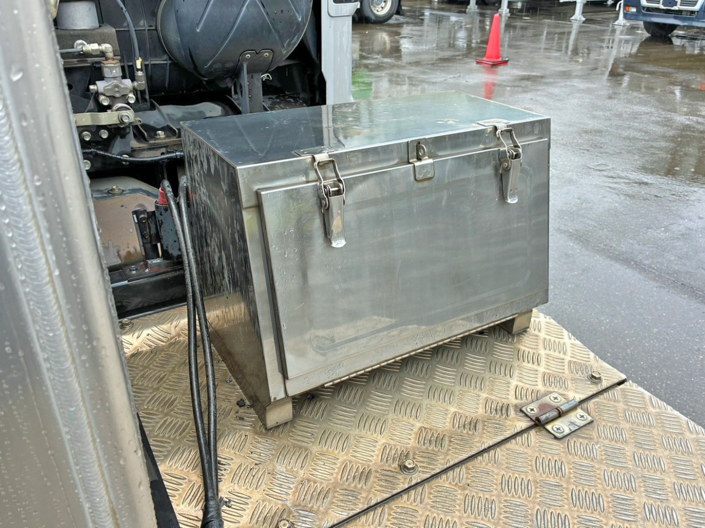 踊り場前方運転席側にステンレス製の工具箱が付いています。|いすゞ ギガ QKG-EXD52BEの写真13