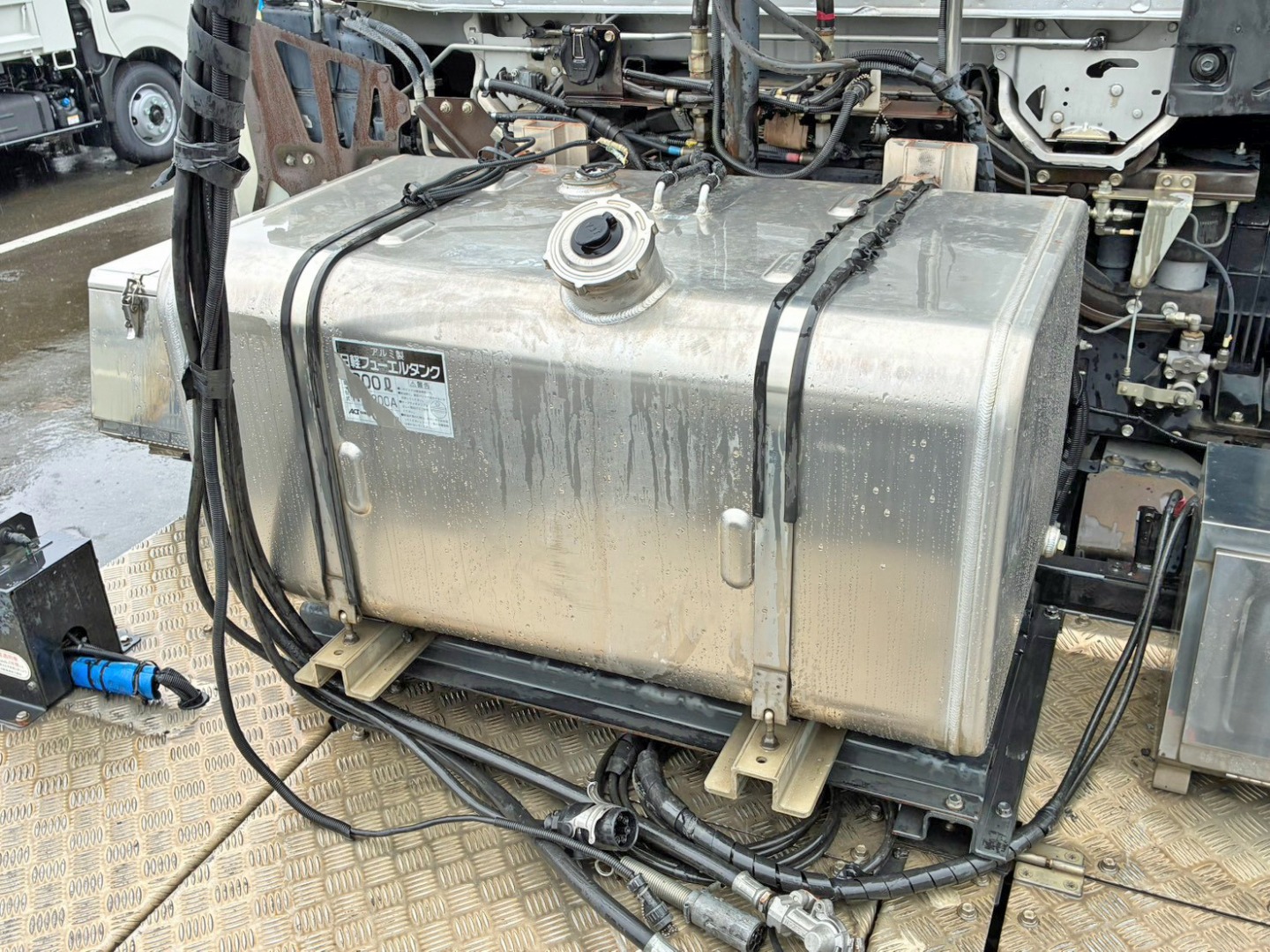 燃料タンクは300Lアルミ製です。|いすゞ ギガ QKG-EXD52BEの写真24