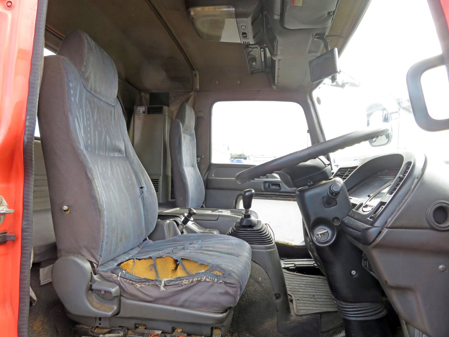 運転席座面にヘタリ・破れがあります。|いすゞ フォワード PJ-FSR34L4(2WD)の写真11