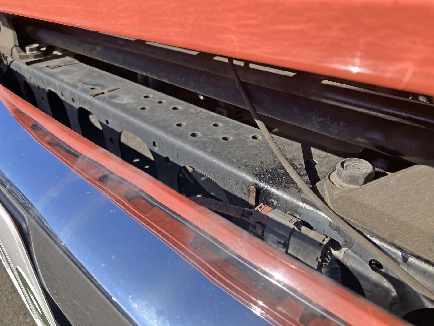最前部のクロスメンバーが交換修理されています。|いすゞ フォワード PJ-FSR34L4(2WD)の写真31