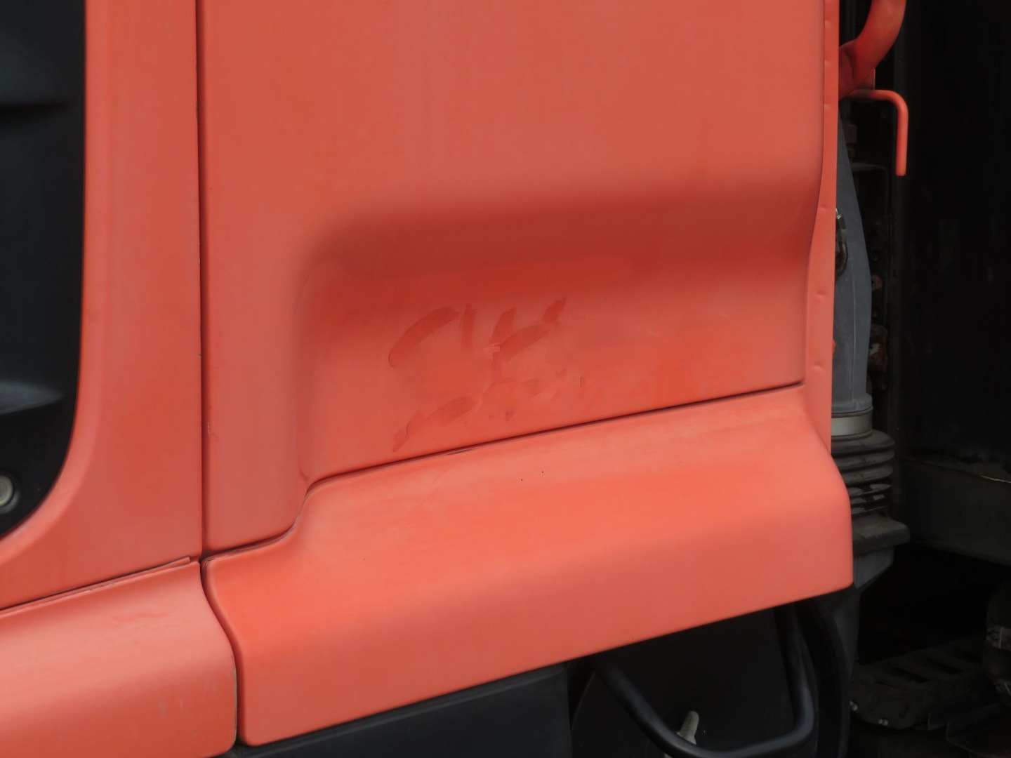 助手席側クォーターパネル下部に看板日焼け跡があります。|いすゞ フォワード PJ-FSR34L4(2WD)の写真34