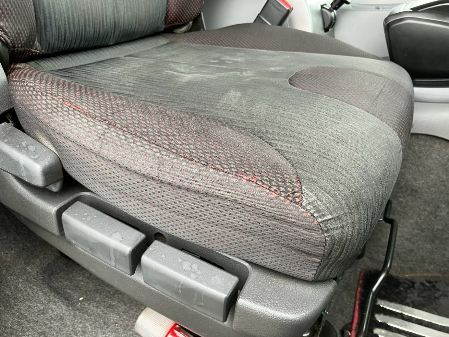 運転席座面にヘタリ・破れがあります。|UDトラックス クオン 2PG-CD5CLの写真8