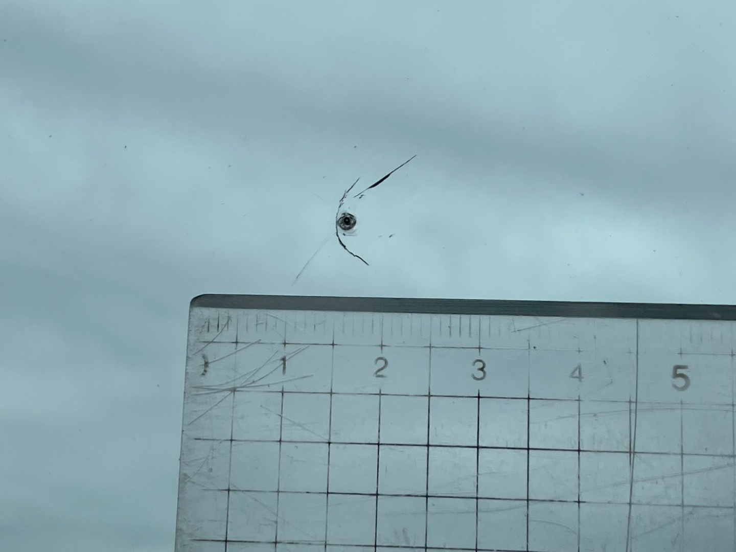 フロントガラス中央に飛び石跡があります。|UDトラックス クオン 2PG-CD5CLの写真27