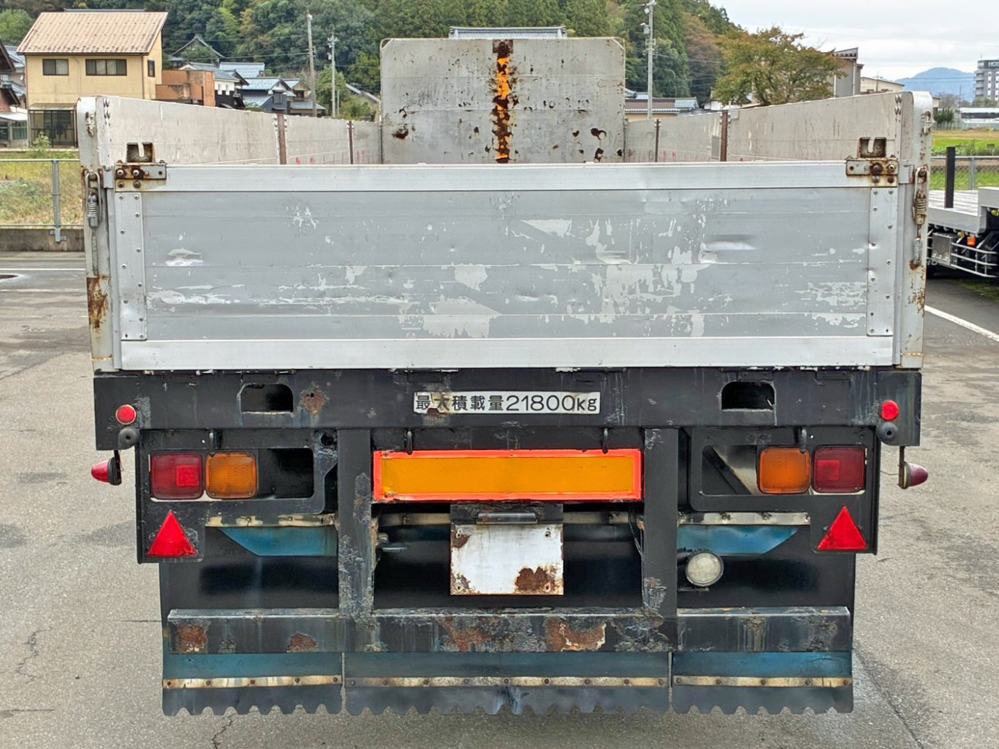 リヤアオリの所々にヘコミ・クリア剥がれがあります。|ユソーキ YFS2202改の写真17